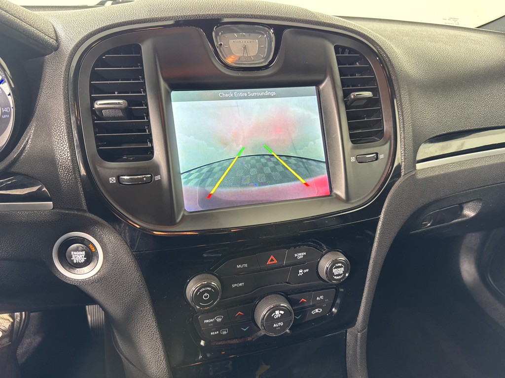 2018 Chrysler 300 Image 17