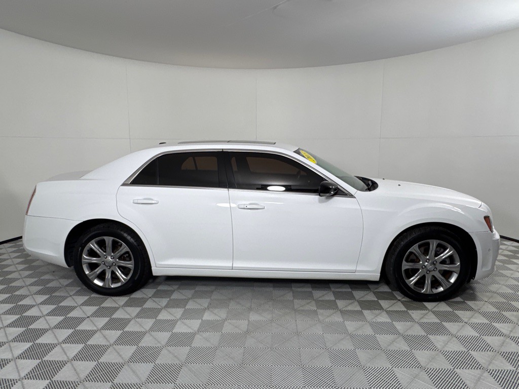 2013 Chrysler 300 Image 4