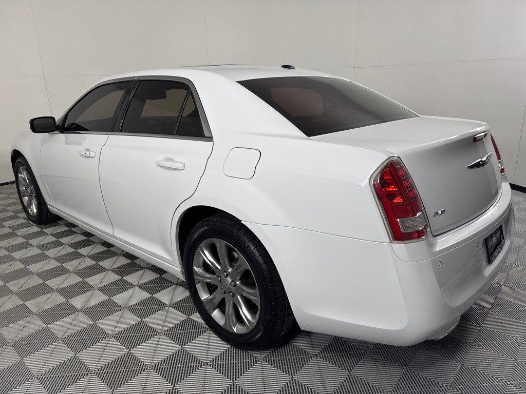 2013 Chrysler 300 Image 8