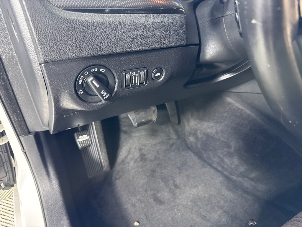 2013 Chrysler 300 Image 11