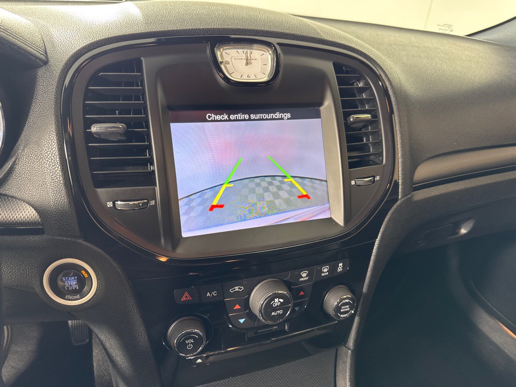 2013 Chrysler 300 Image 15