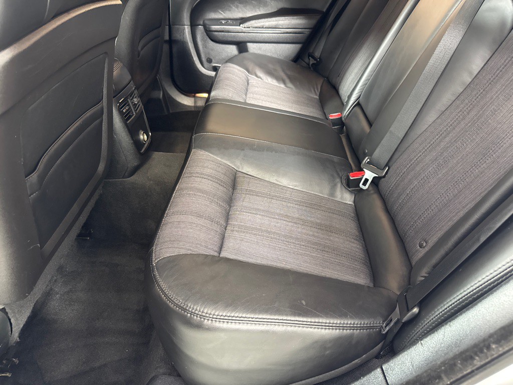 2013 Chrysler 300 Image 17