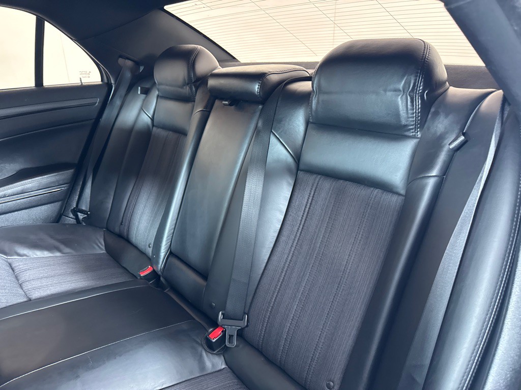 2013 Chrysler 300 Image 18