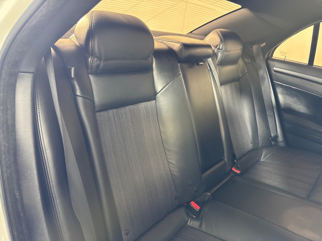 2013 Chrysler 300 Image 20