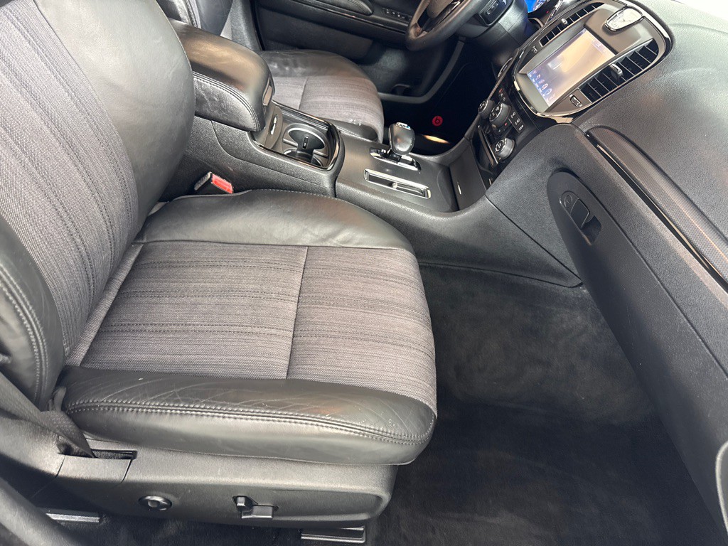 2013 Chrysler 300 Image 21