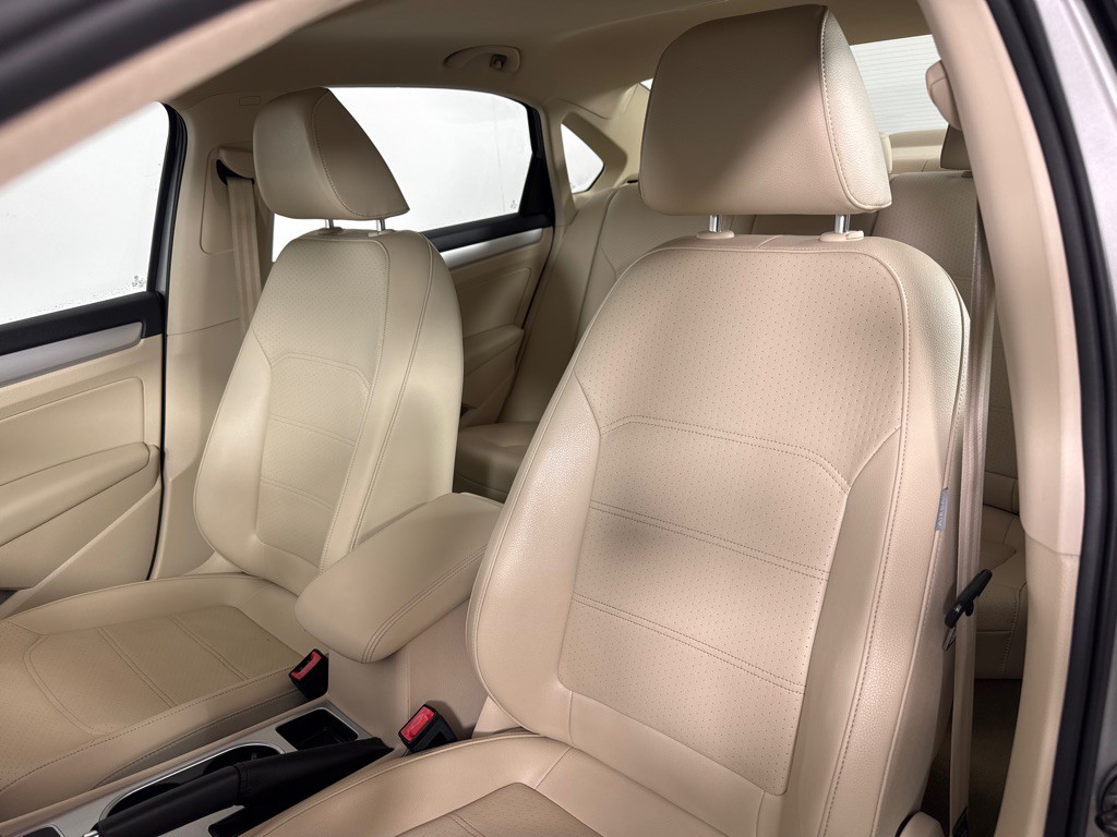 2013 Volkswagen Passat Image 13