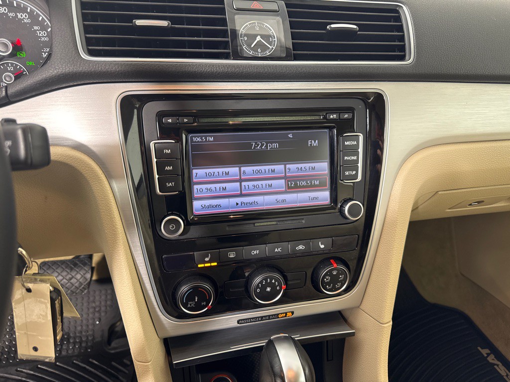 2013 Volkswagen Passat Image 17