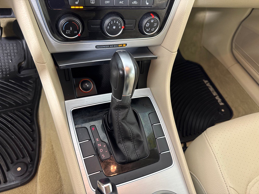 2013 Volkswagen Passat Image 18