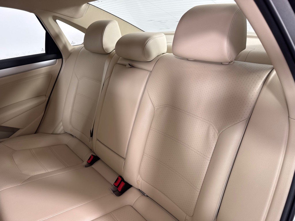 2013 Volkswagen Passat Image 20