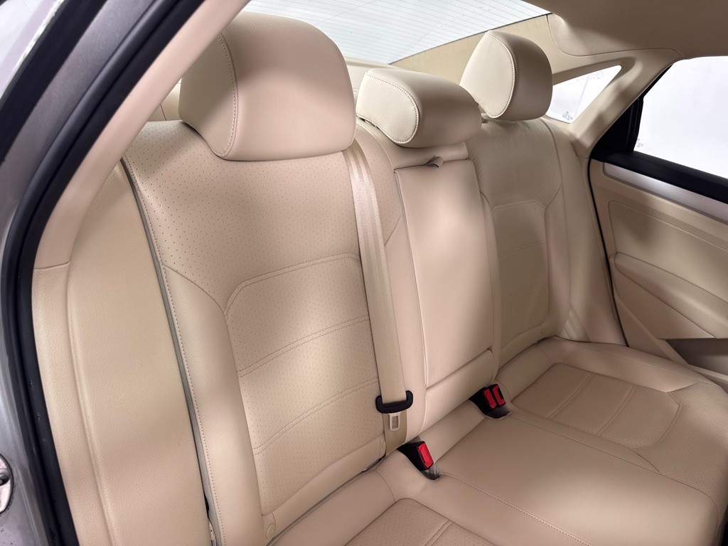 2013 Volkswagen Passat Image 22
