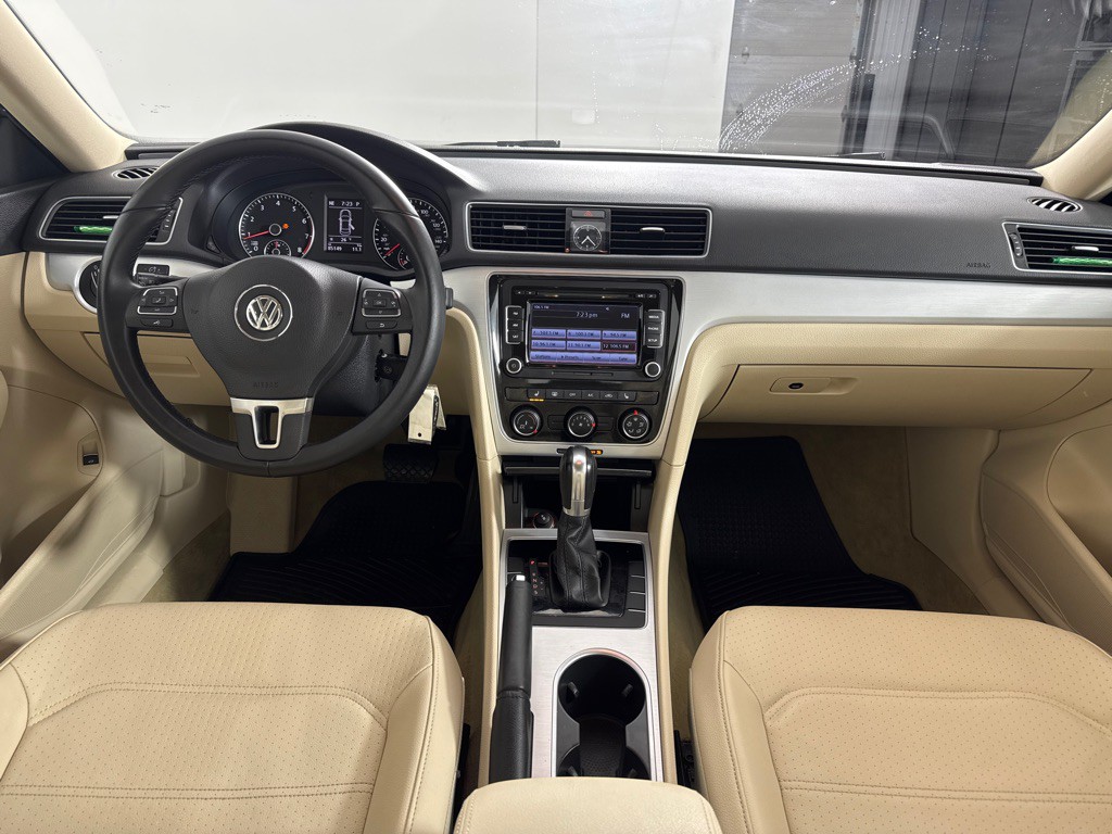 2013 Volkswagen Passat Image 25