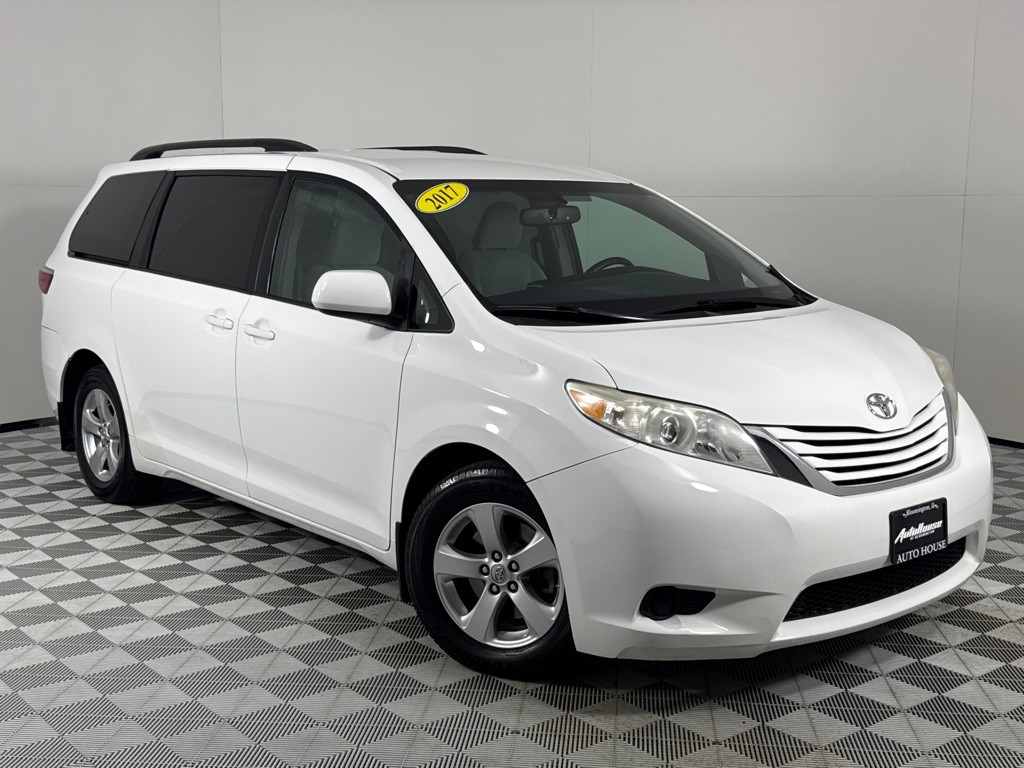 2017 Toyota Sienna Image 2