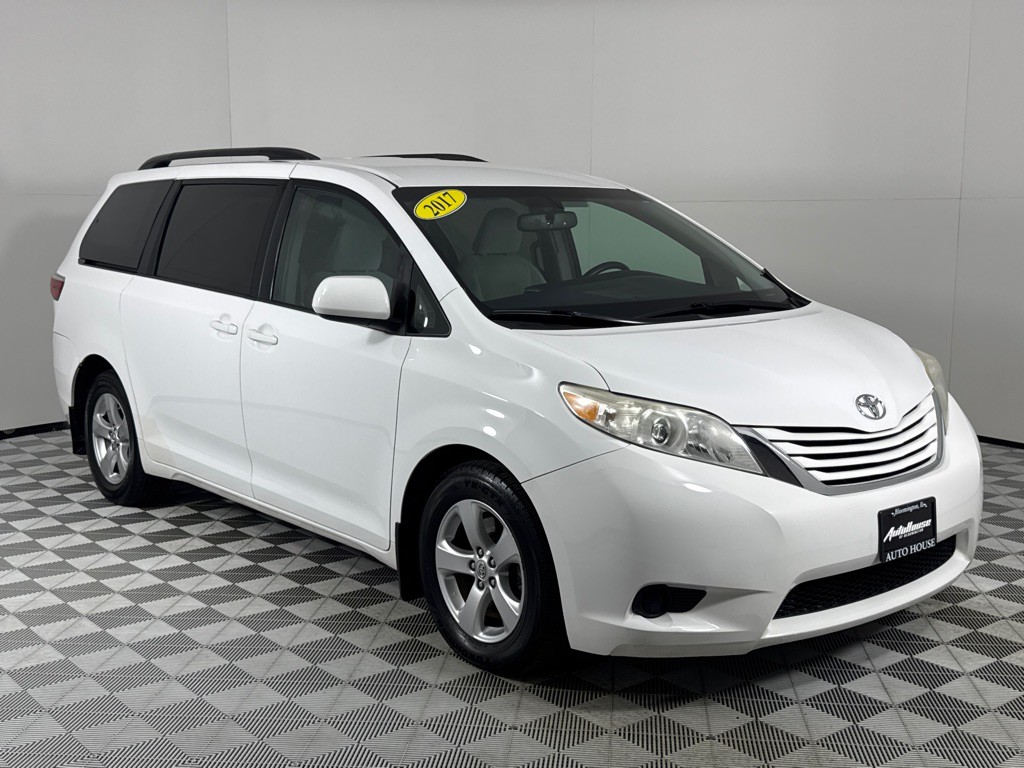 2017 Toyota Sienna Image 3