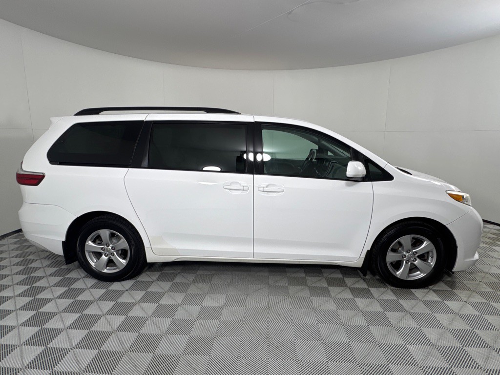 2017 Toyota Sienna Image 4