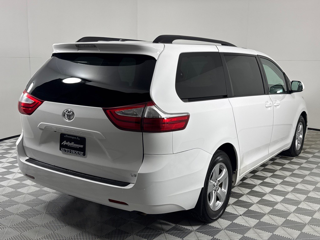 2017 Toyota Sienna Image 5