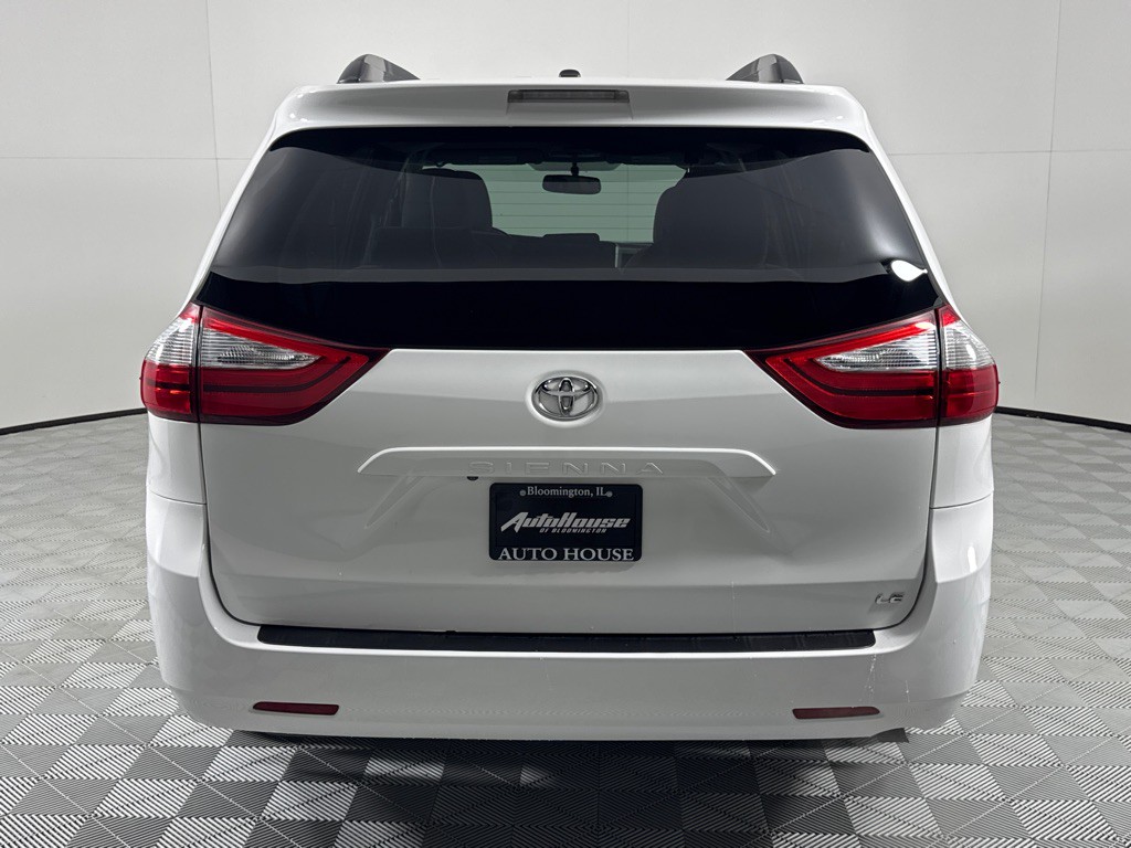 2017 Toyota Sienna Image 6