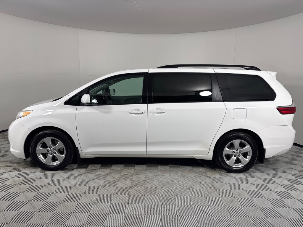 2017 Toyota Sienna Image 8