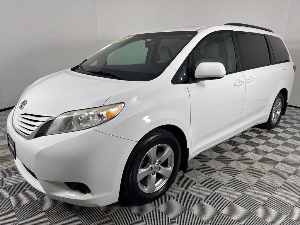 2017 Toyota Sienna Image 9