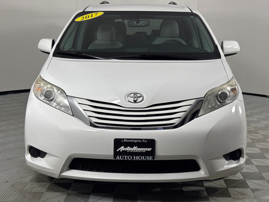 2017 Toyota Sienna Image 11