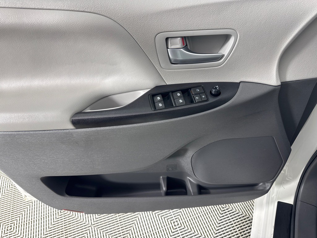 2017 Toyota Sienna Image 12