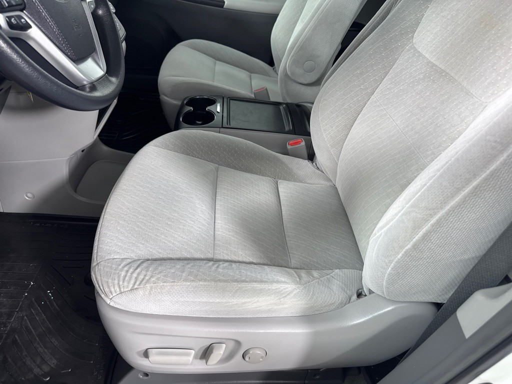 2017 Toyota Sienna Image 13