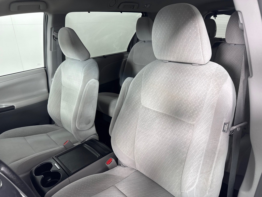 2017 Toyota Sienna Image 14