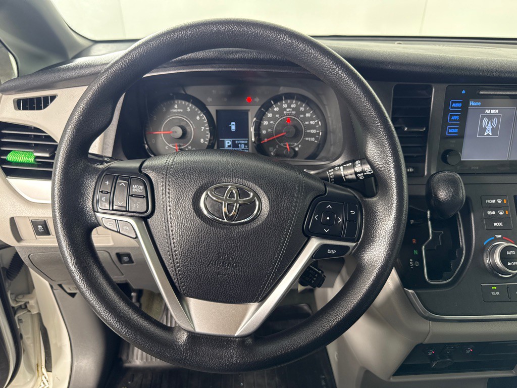 2017 Toyota Sienna Image 16
