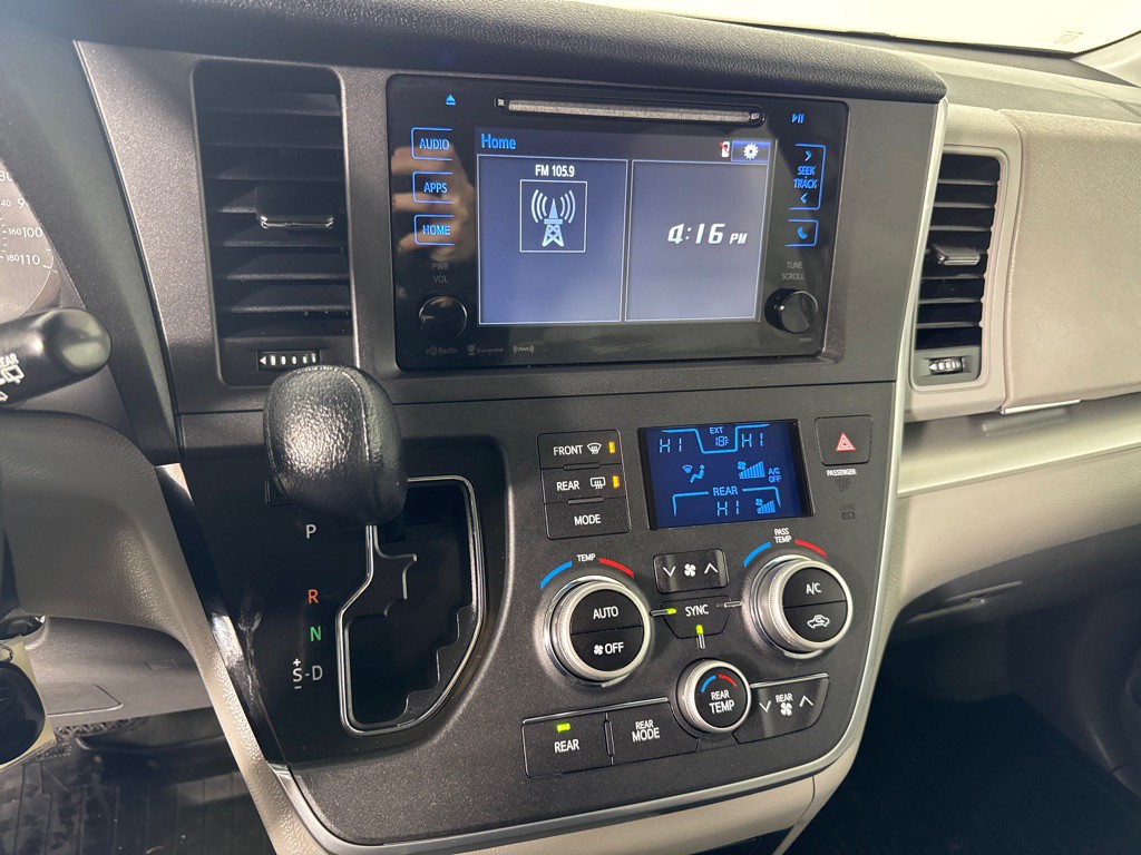 2017 Toyota Sienna Image 17