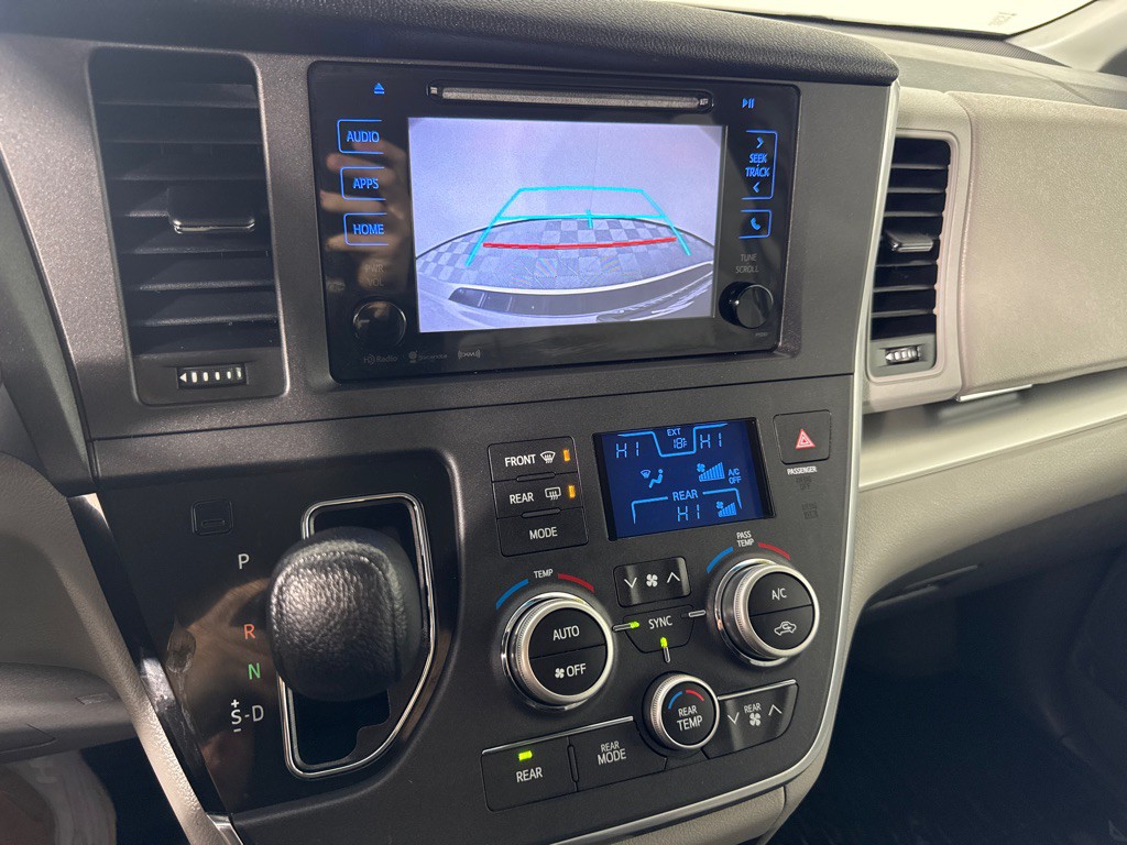 2017 Toyota Sienna Image 18