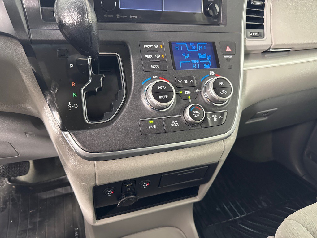 2017 Toyota Sienna Image 19