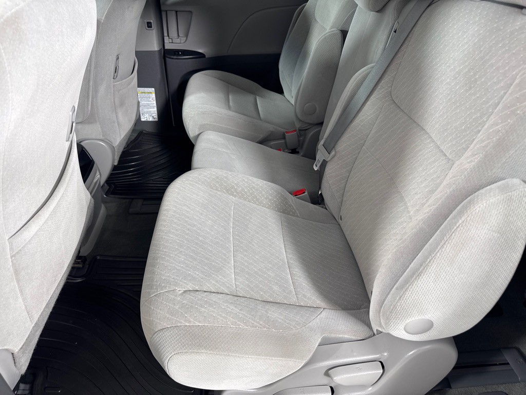 2017 Toyota Sienna Image 20
