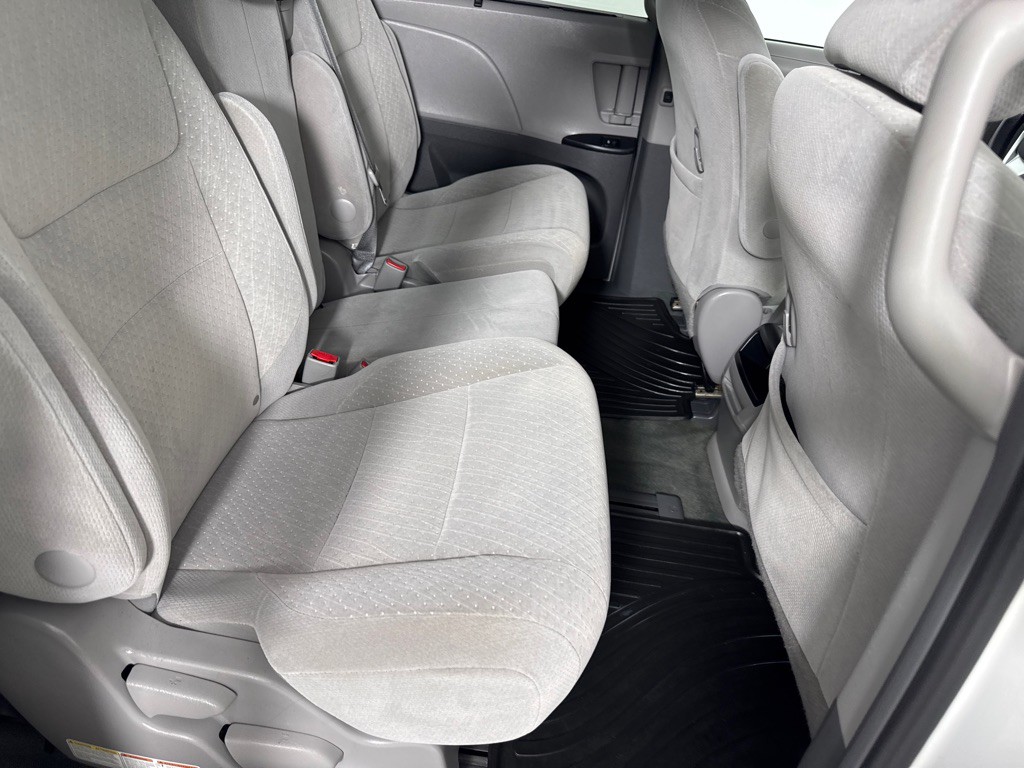 2017 Toyota Sienna Image 24