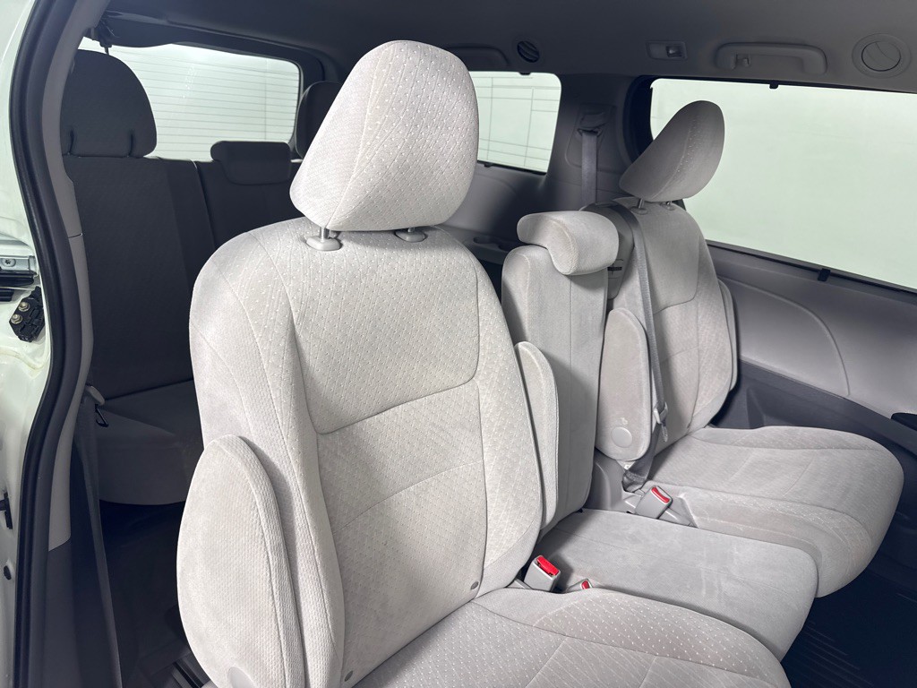 2017 Toyota Sienna Image 25