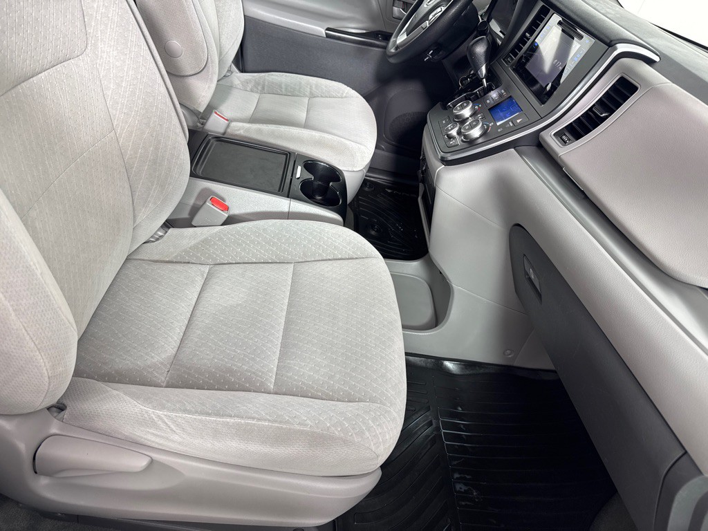 2017 Toyota Sienna Image 26