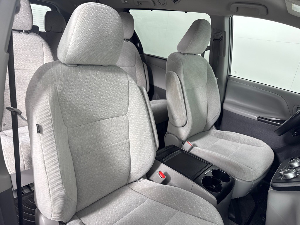 2017 Toyota Sienna Image 27