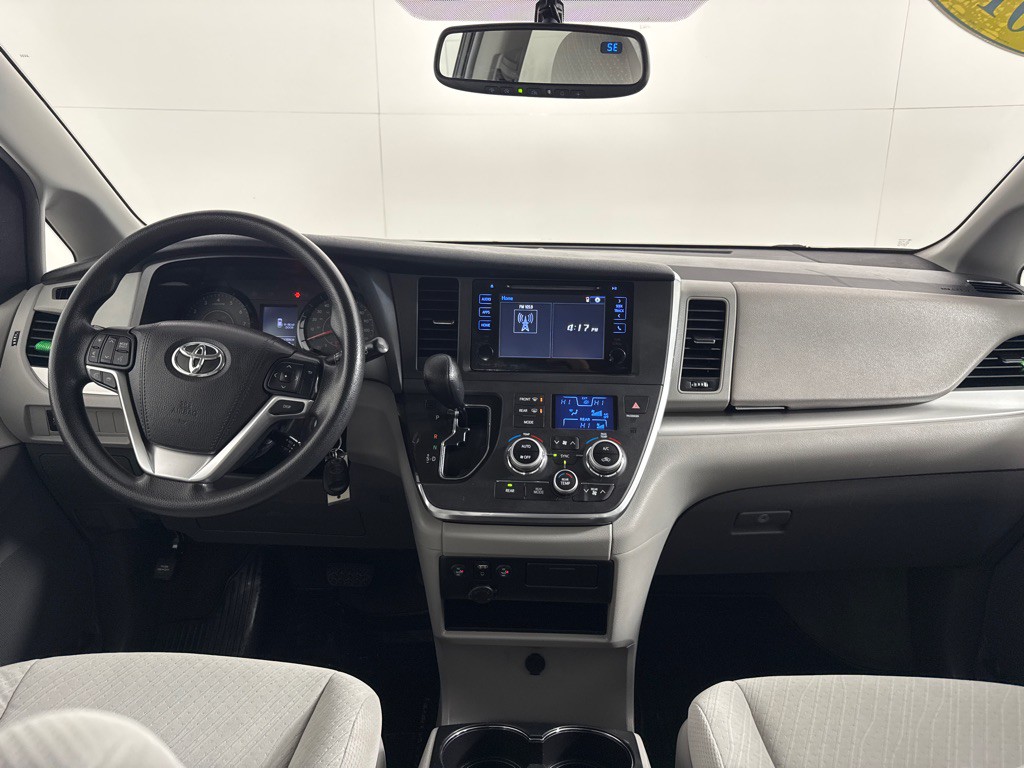 2017 Toyota Sienna Image 28