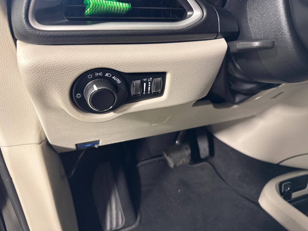 2022 Chrysler Voyager Image 15