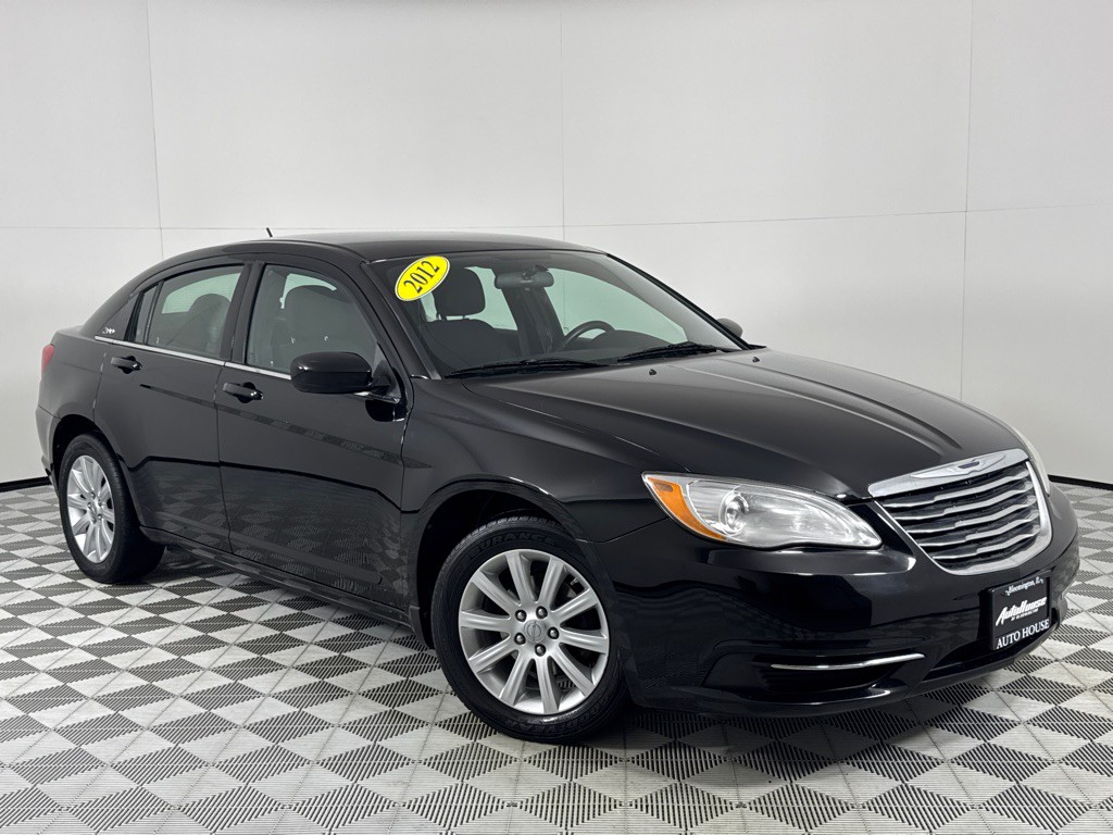 2012 Chrysler 200 Image 2