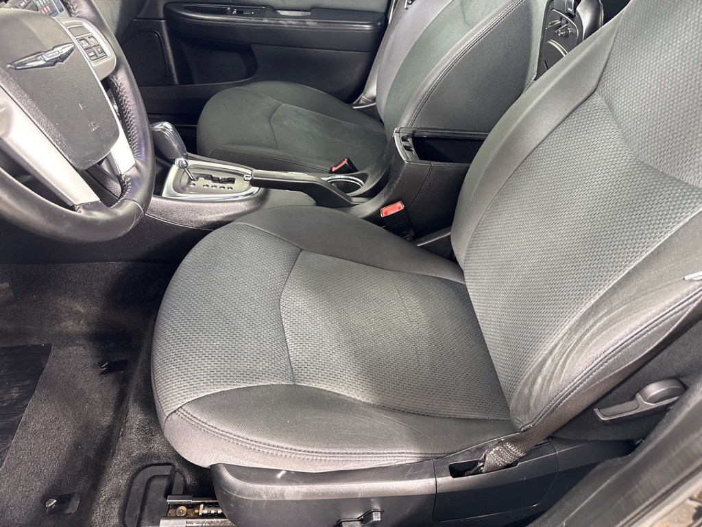 2012 Chrysler 200 Image 10