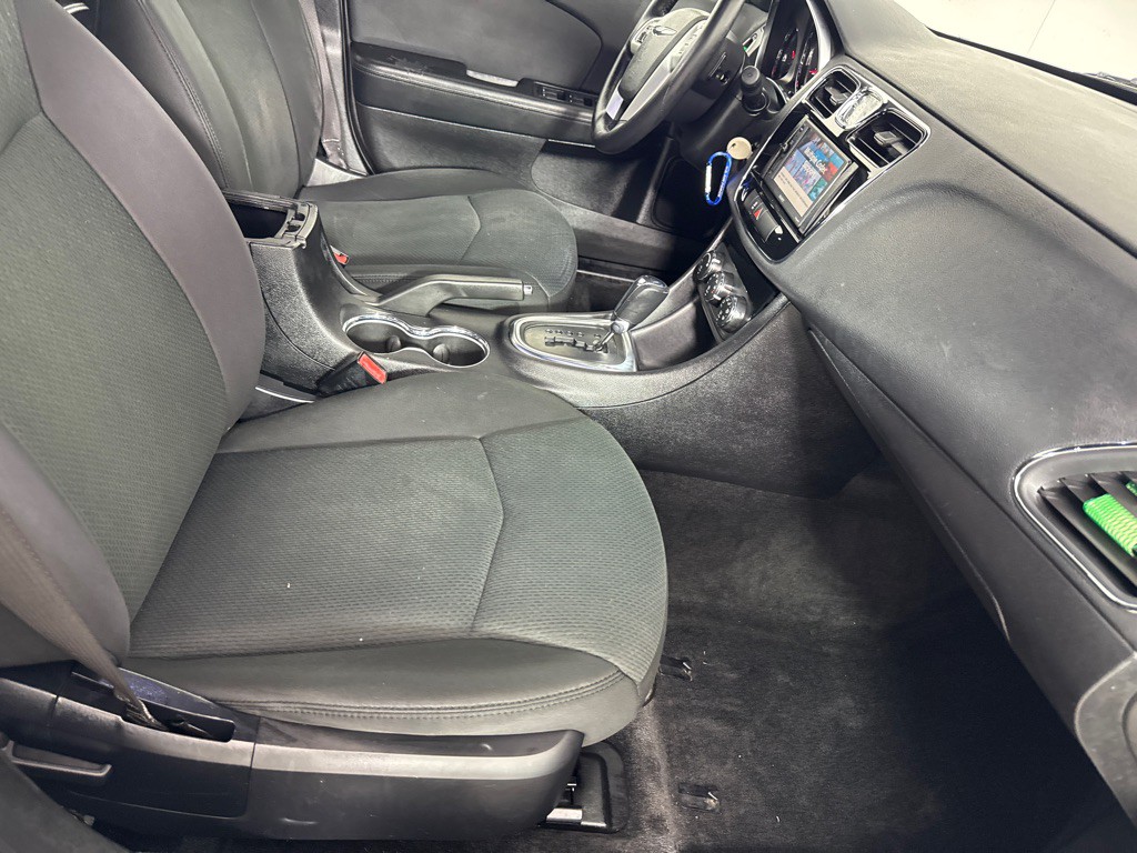 2012 Chrysler 200 Image 19