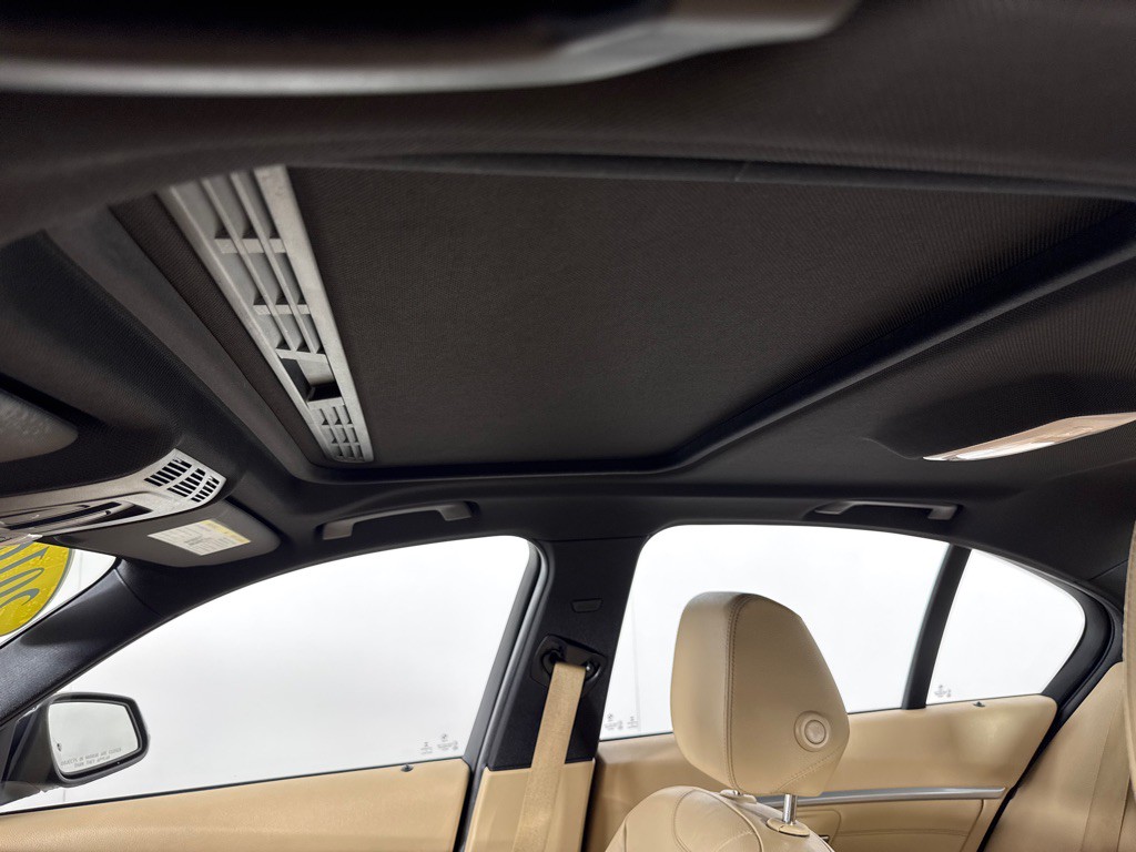 2016 BMW 3 Series Image 15