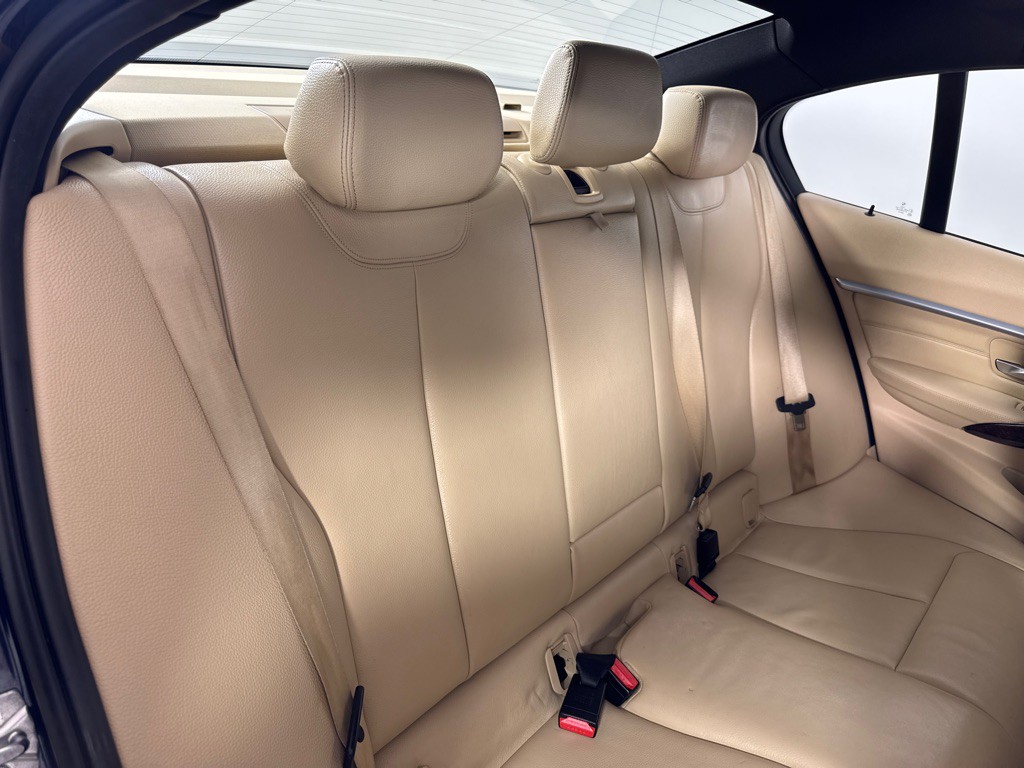 2016 BMW 3 Series Image 25
