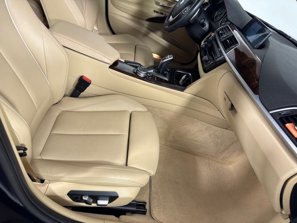 2016 BMW 3 Series Image 26