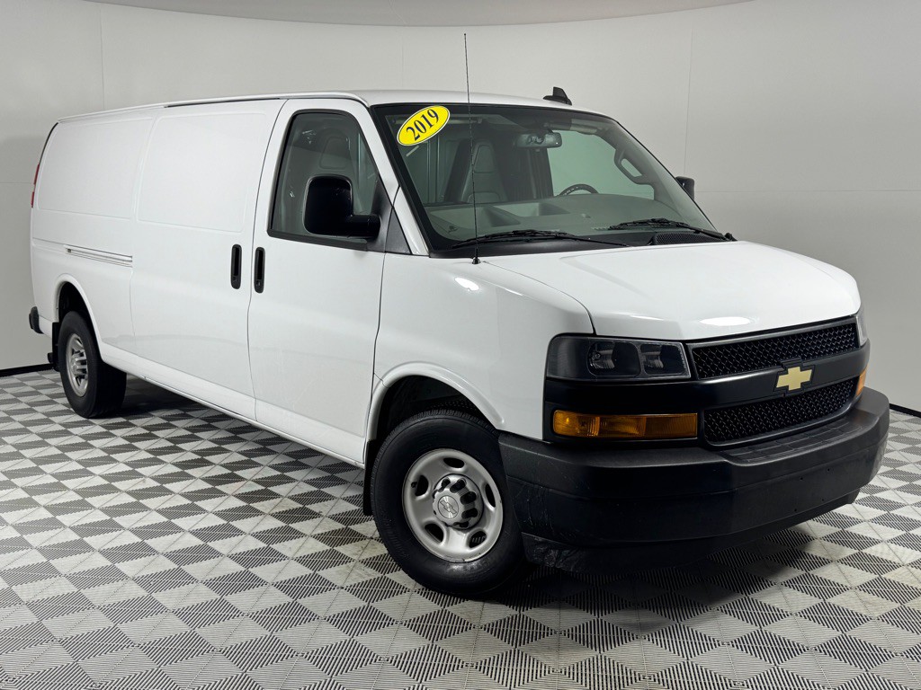 2018 Chevrolet Express Image 2