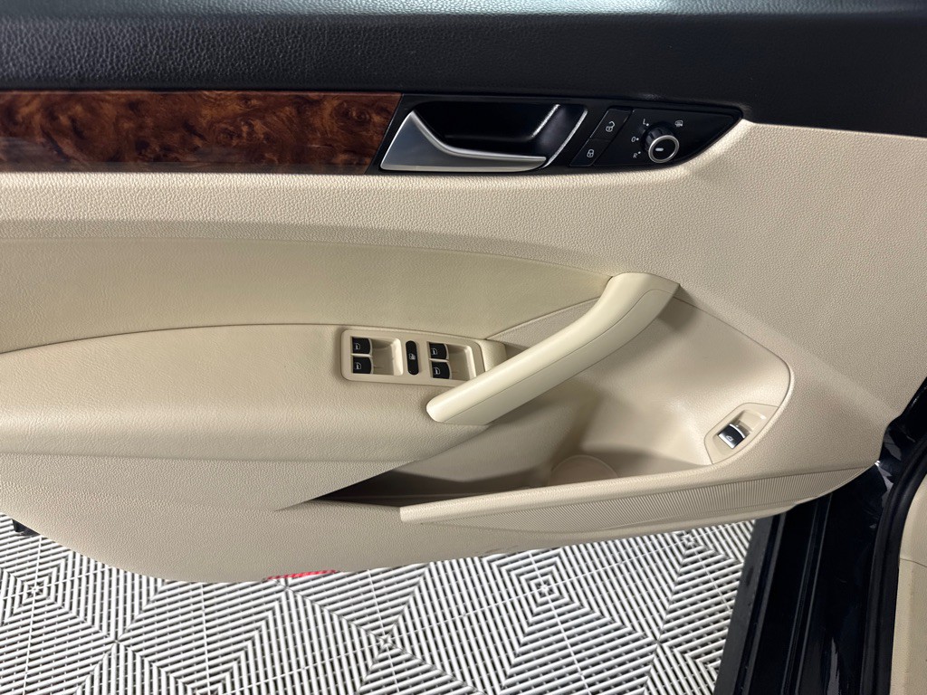 2013 Volkswagen Passat Image 9