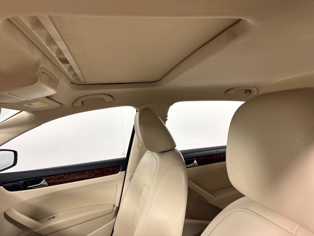 2013 Volkswagen Passat Image 12