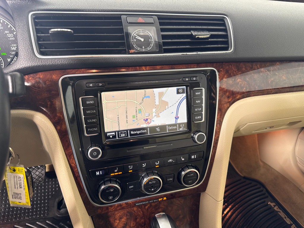 2013 Volkswagen Passat Image 15