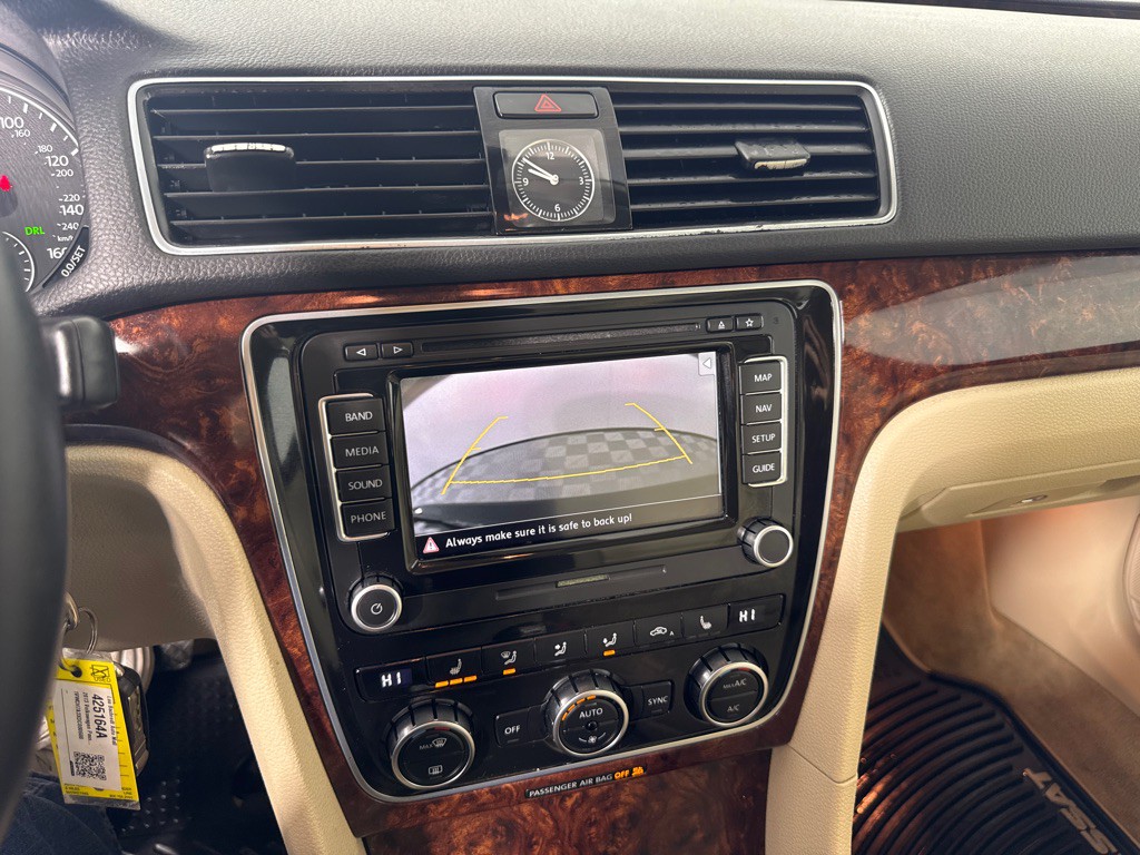 2013 Volkswagen Passat Image 16