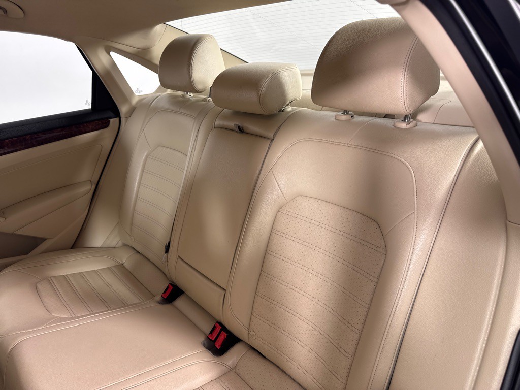 2013 Volkswagen Passat Image 19
