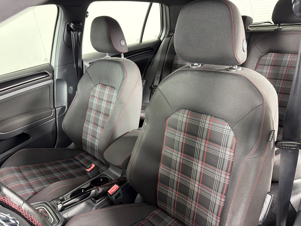 2016 Volkswagen GTI Image 12